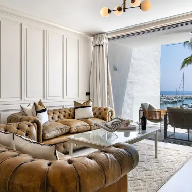 Venta de apartamento en planta media en Puerto Banús