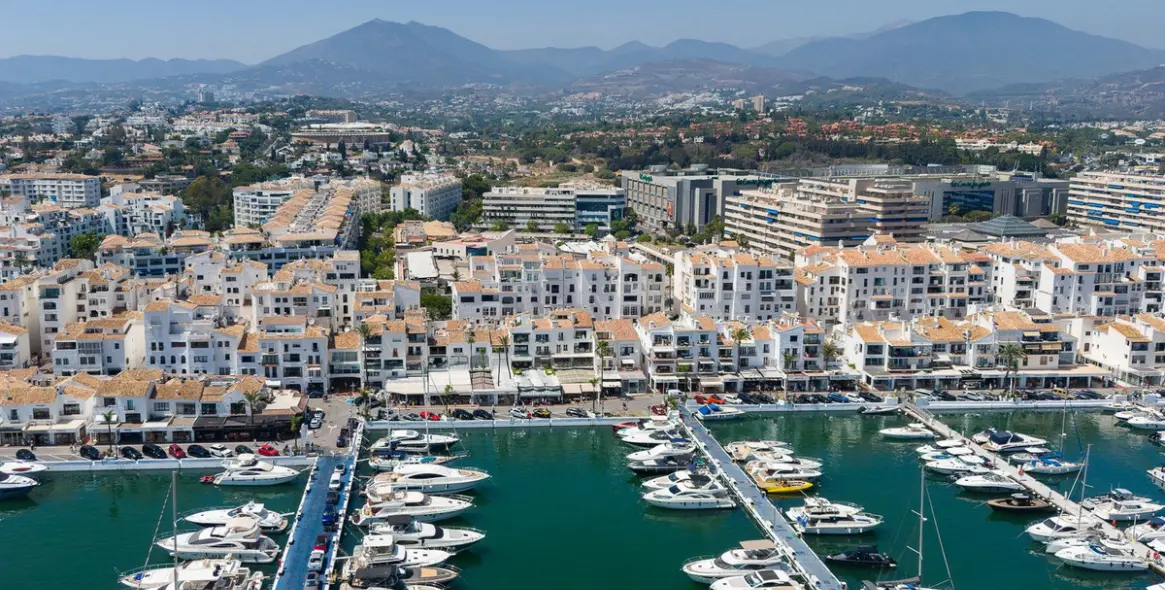Venta de apartamento en planta media en Puerto Banús 12