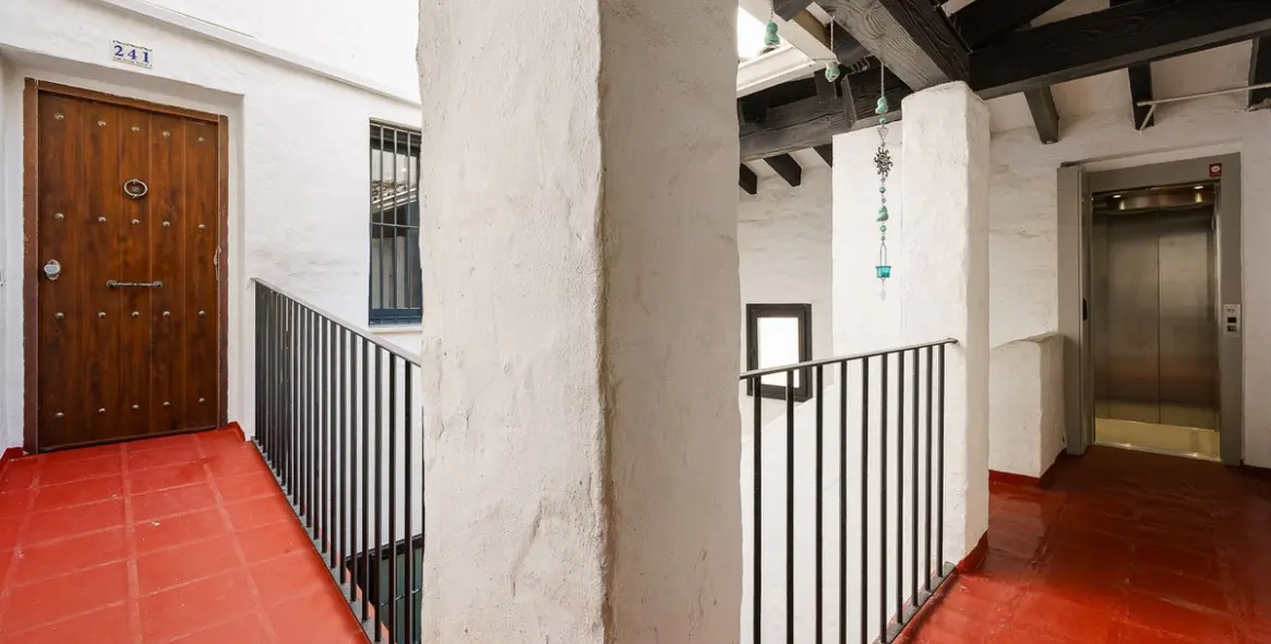 Venta de apartamento en planta media en Puerto Banús 43