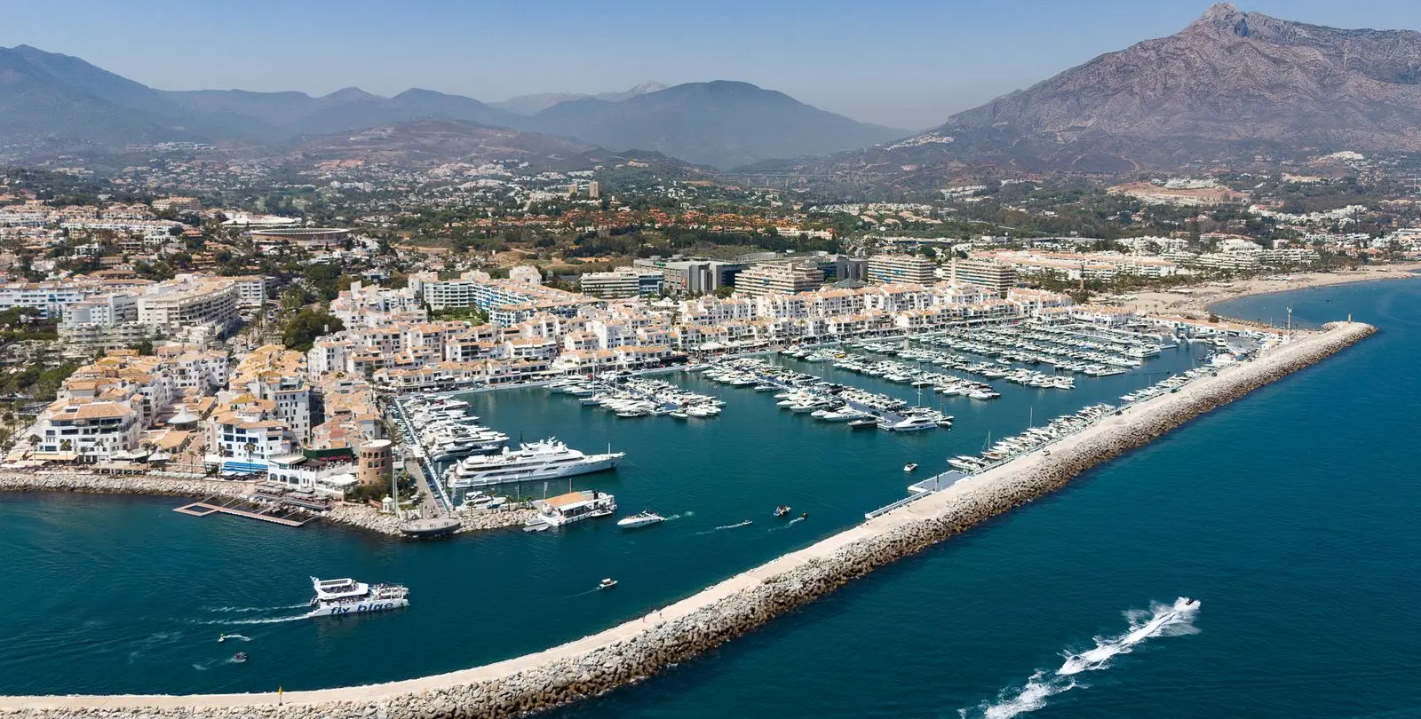 Sale of middle floor apartment in Puerto Banús 2