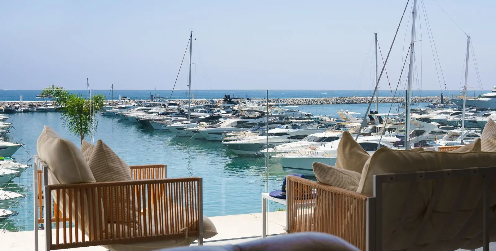 Sale of middle floor apartment in Puerto Banús 8