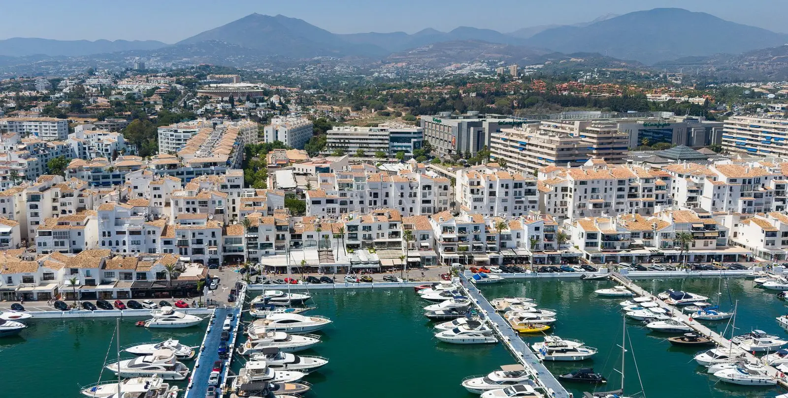 Sale of middle floor apartment in Puerto Banús 12