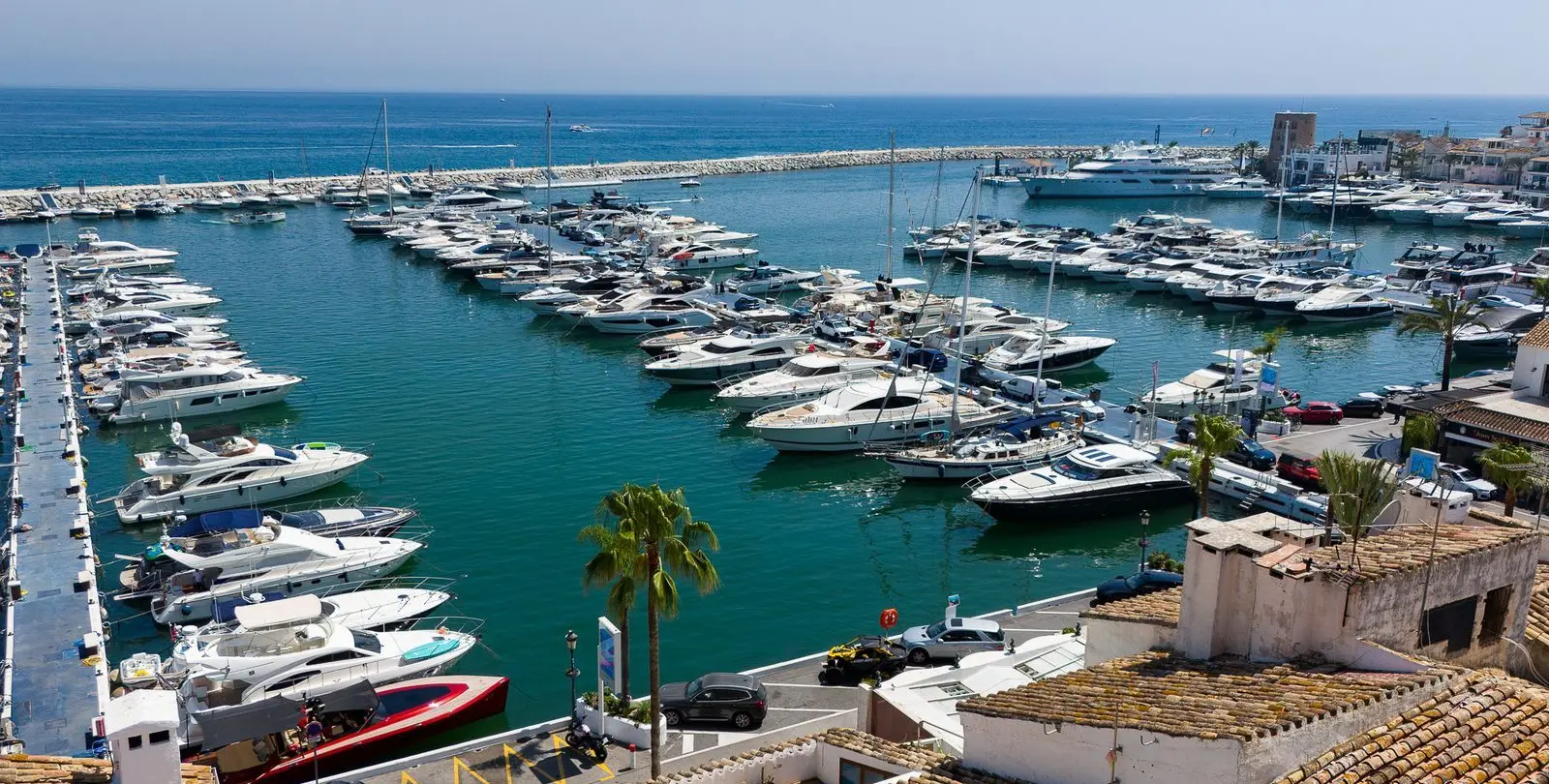 Sale of middle floor apartment in Puerto Banús 23