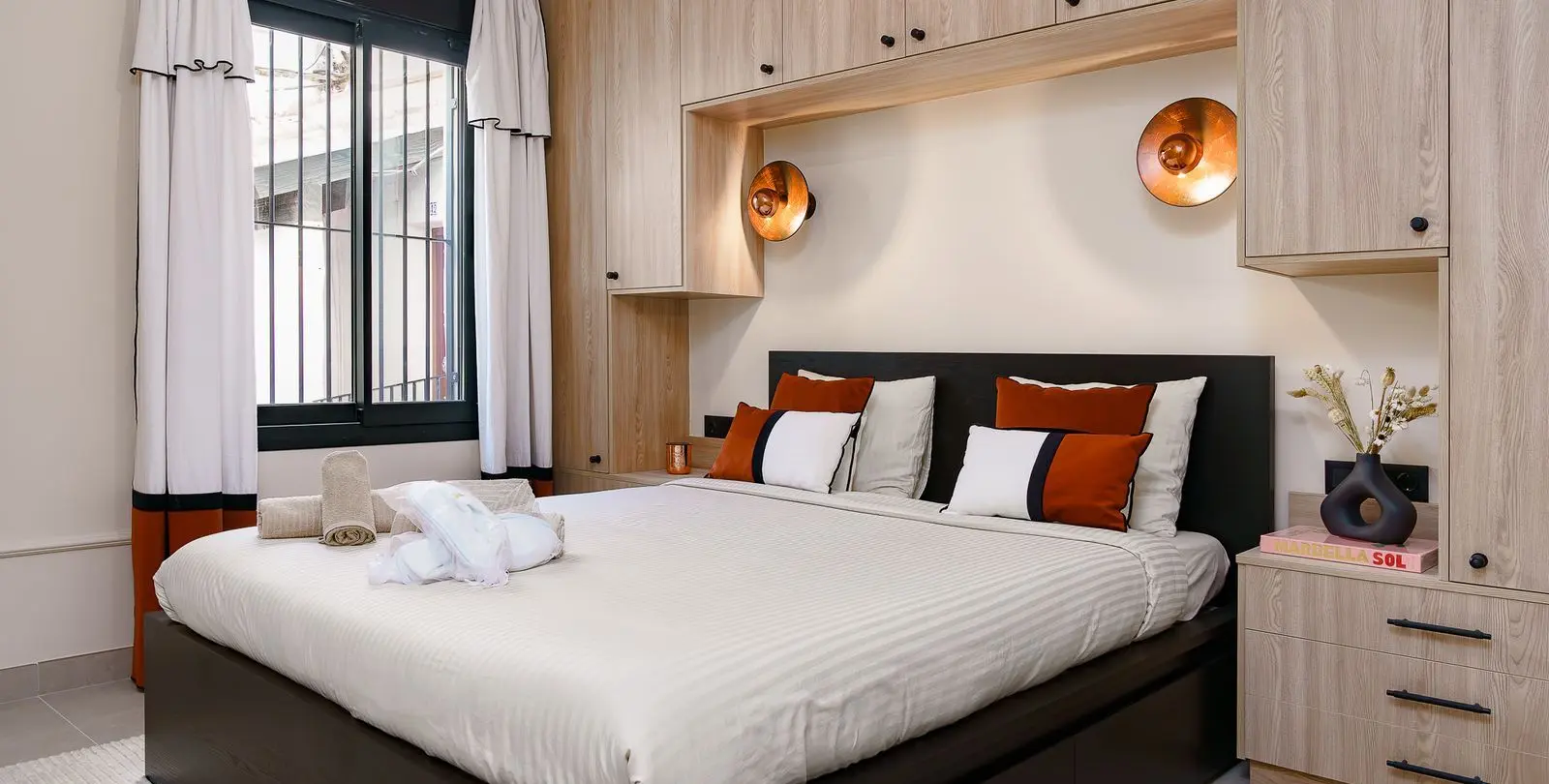 Sale of middle floor apartment in Puerto Banús 28