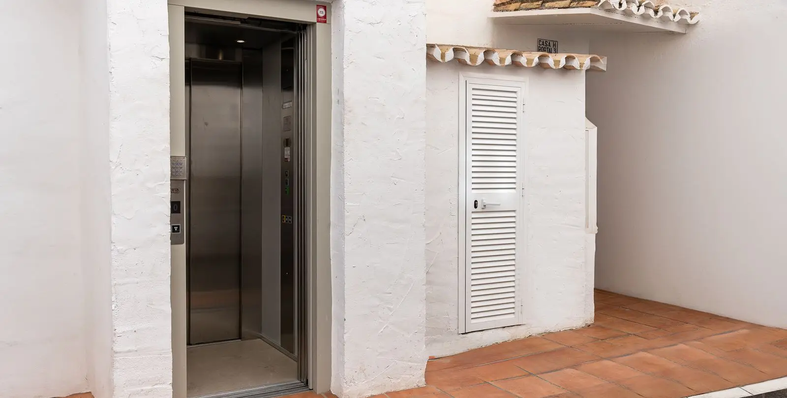 Sale of middle floor apartment in Puerto Banús 32