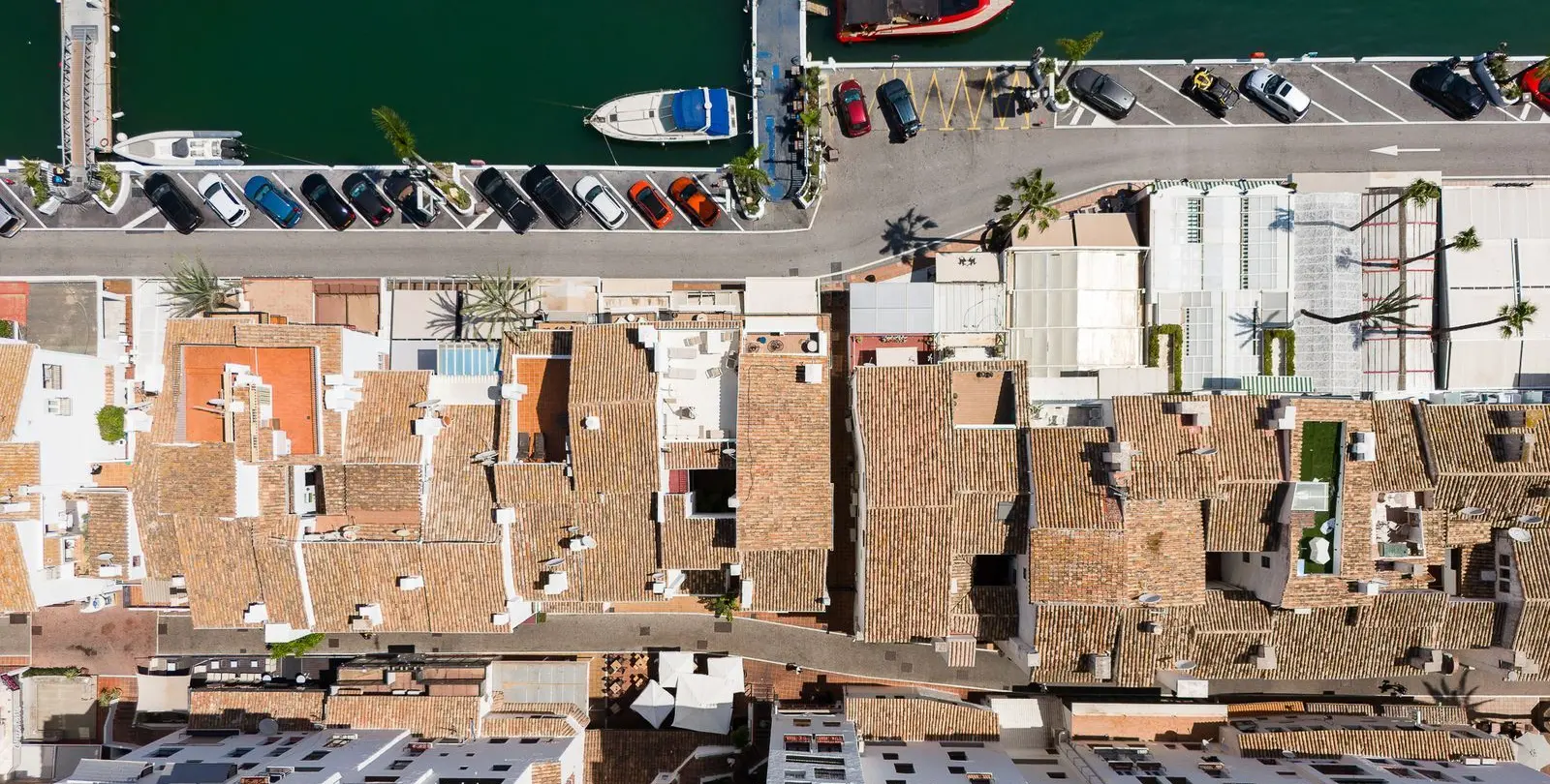 Sale of middle floor apartment in Puerto Banús 34