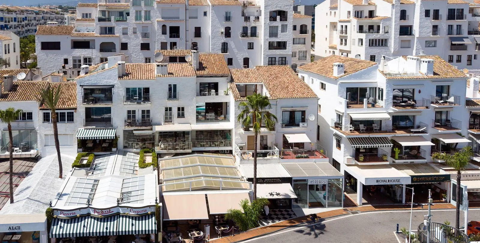 Sale of middle floor apartment in Puerto Banús 35