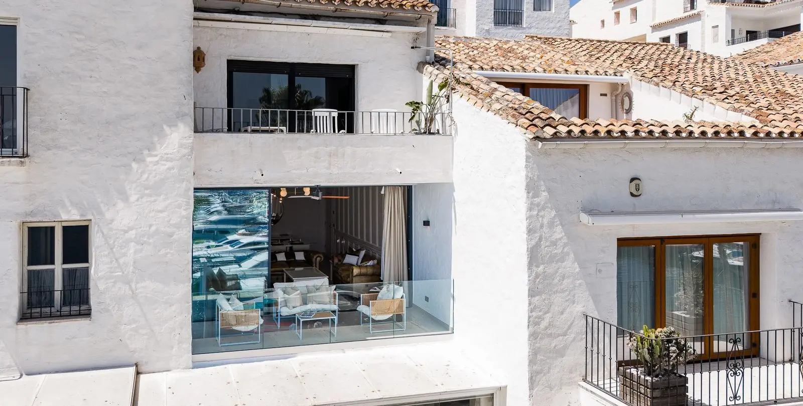 Sale of middle floor apartment in Puerto Banús 36