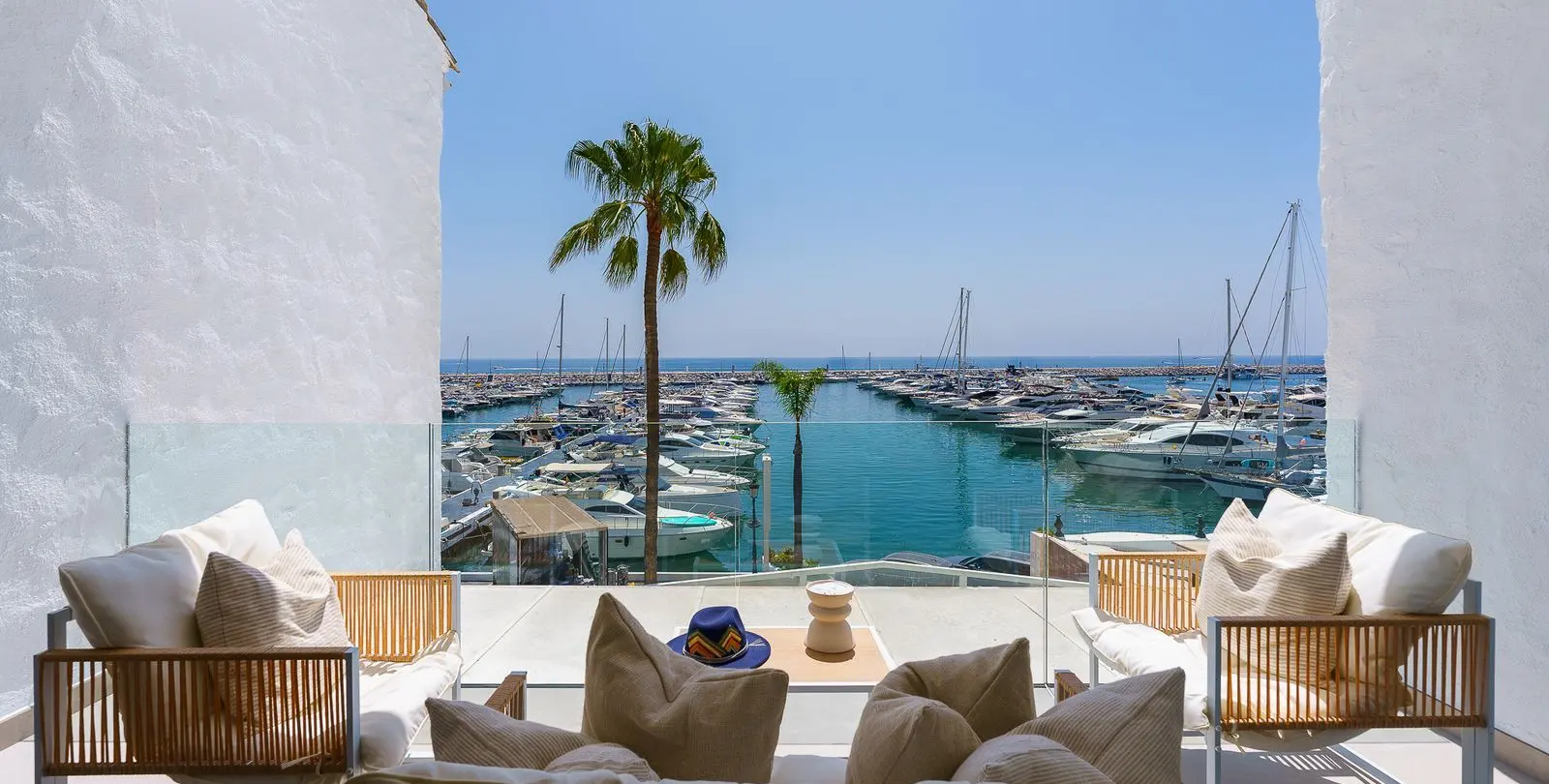 Sale of middle floor apartment in Puerto Banús 37