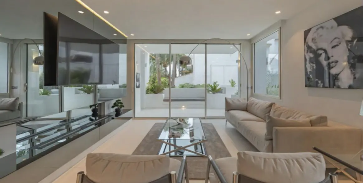 Venta de apartamento en planta media en The Golden Mile 1