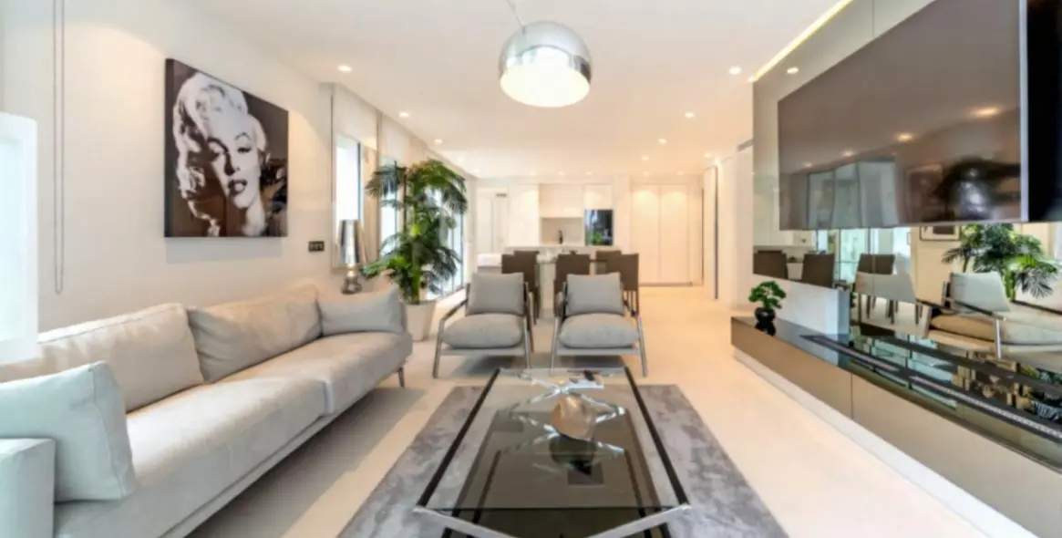 Venta de apartamento en planta media en The Golden Mile 2