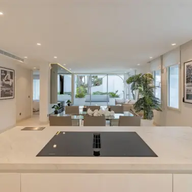 Venta de apartamento en planta media en The Golden Mile