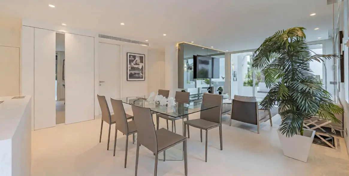 Venta de apartamento en planta media en The Golden Mile 4