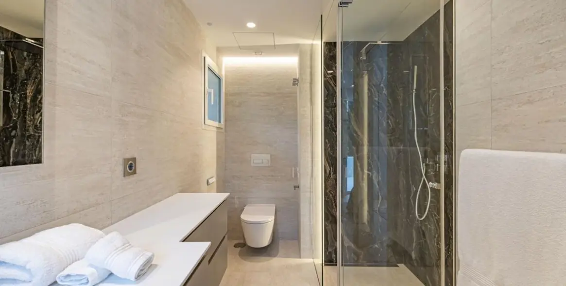 Venta de apartamento en planta media en The Golden Mile 6