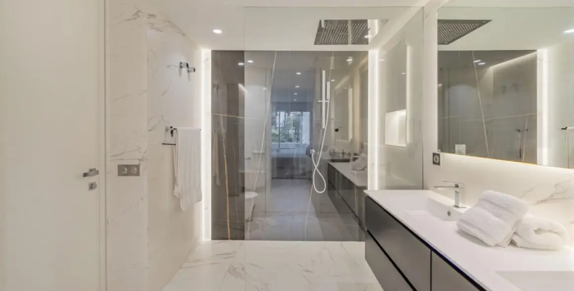 Venta de apartamento en planta media en The Golden Mile 7