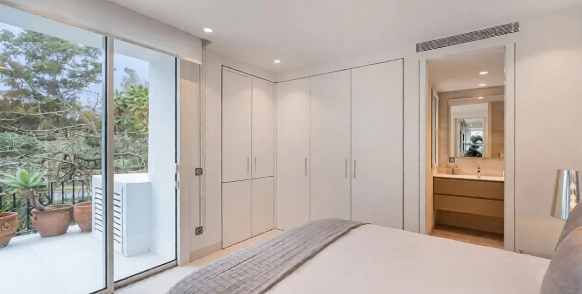 Venta de apartamento en planta media en The Golden Mile 9