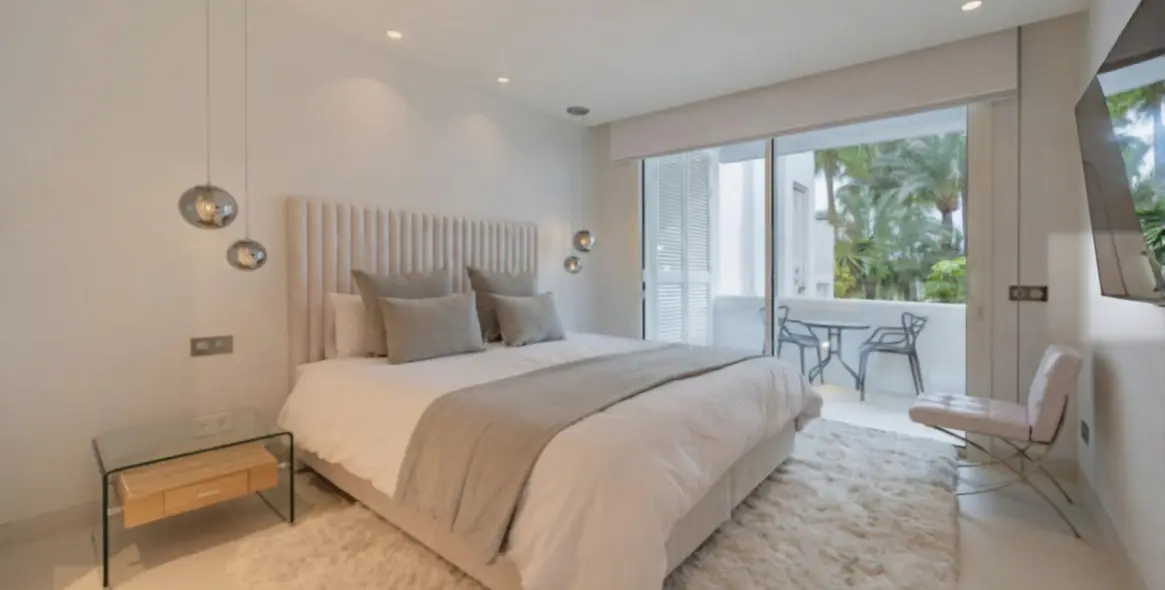 Venta de apartamento en planta media en The Golden Mile 10