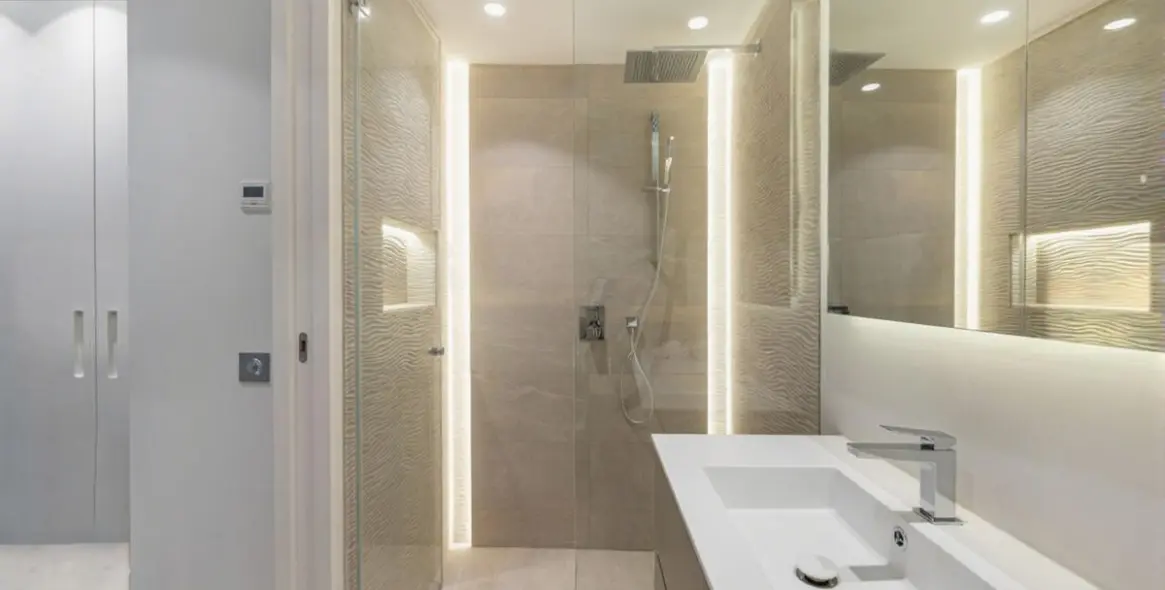 Venta de apartamento en planta media en The Golden Mile 12