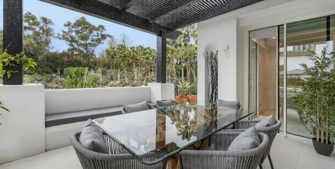 Venta de apartamento en planta media en The Golden Mile 14