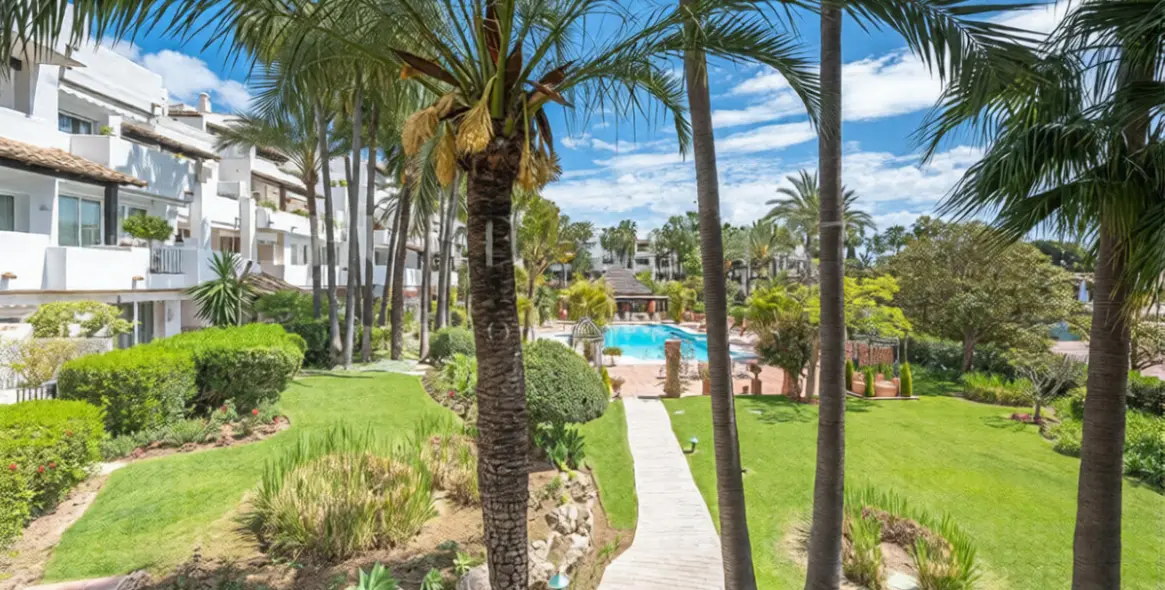 Venta de apartamento en planta media en The Golden Mile 16