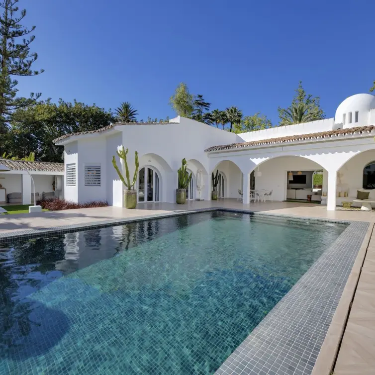 Venta de villa independiente en Guadalmina Alta