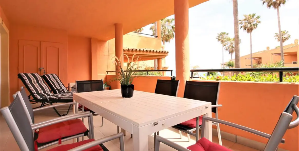 Alquiler a corto plazo de apartamento en planta baja en Estepona 2