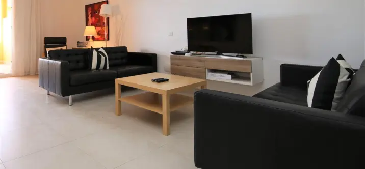 Alquiler a corto plazo de apartamento en planta baja en Estepona 2