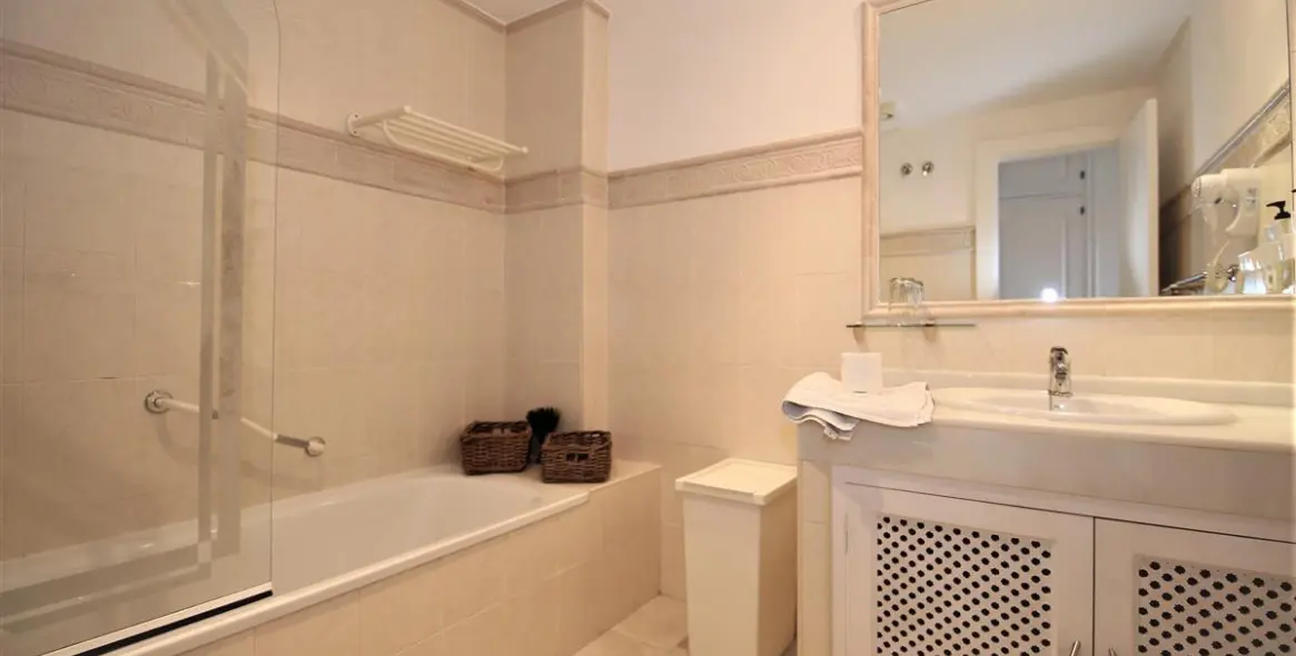 Alquiler a corto plazo de apartamento en planta baja en Estepona 7