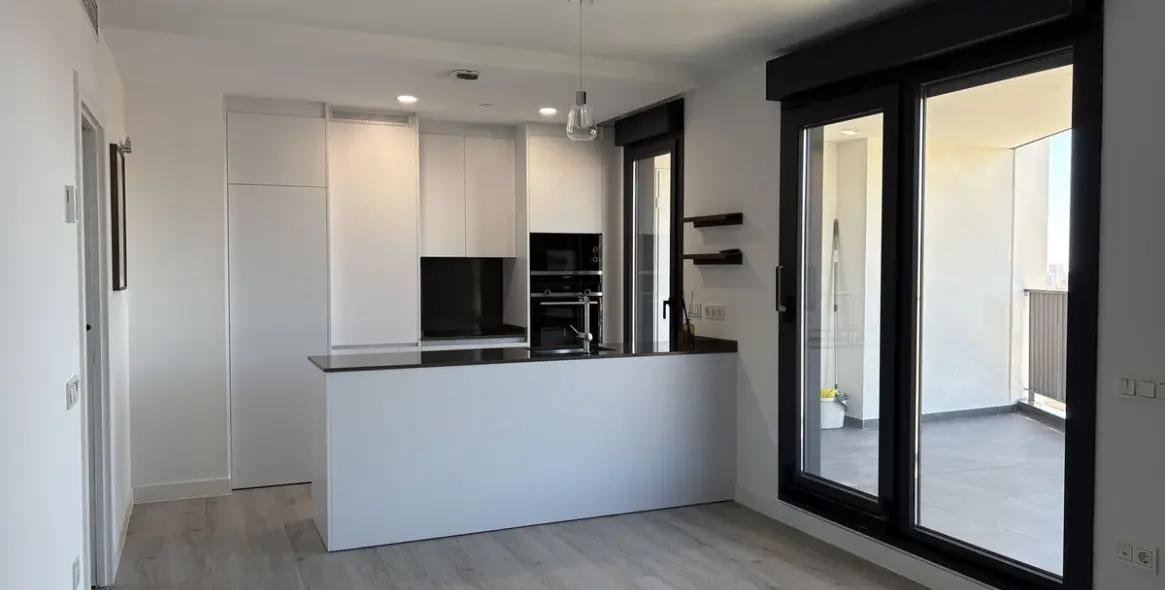 Long-term rent of middle floor apartment in Martiricos 6