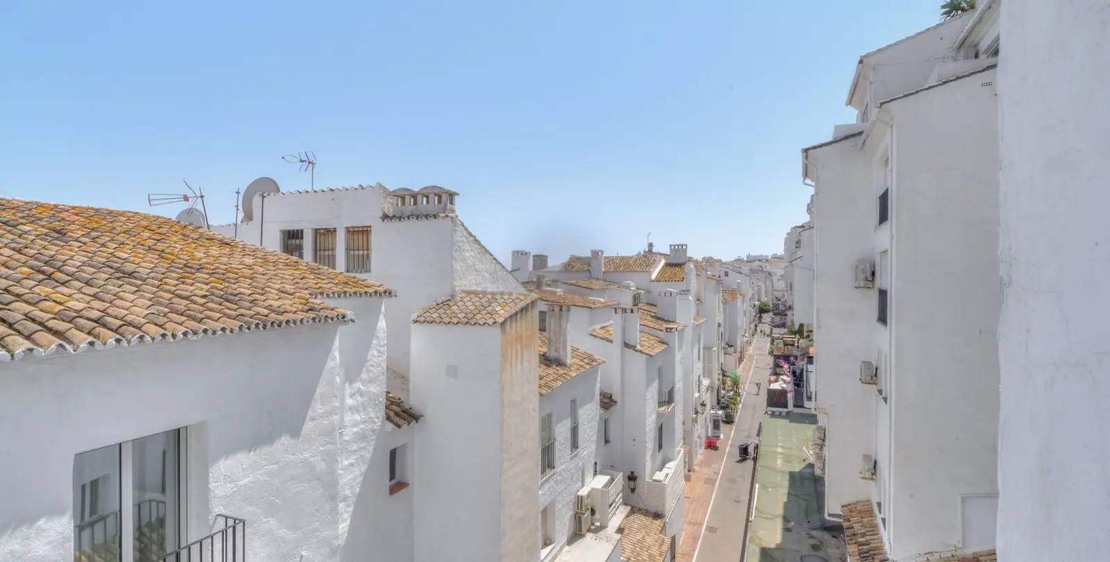 Long-term rent of middle floor apartment in Puerto Banús 24