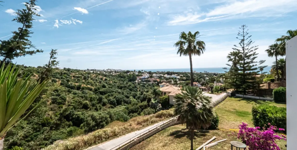 Sale of townhouse in Calahonda 1