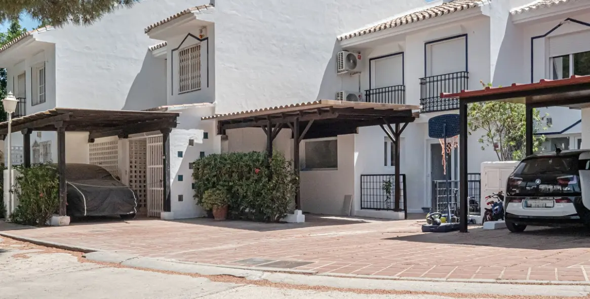 Sale of townhouse in Calahonda 5