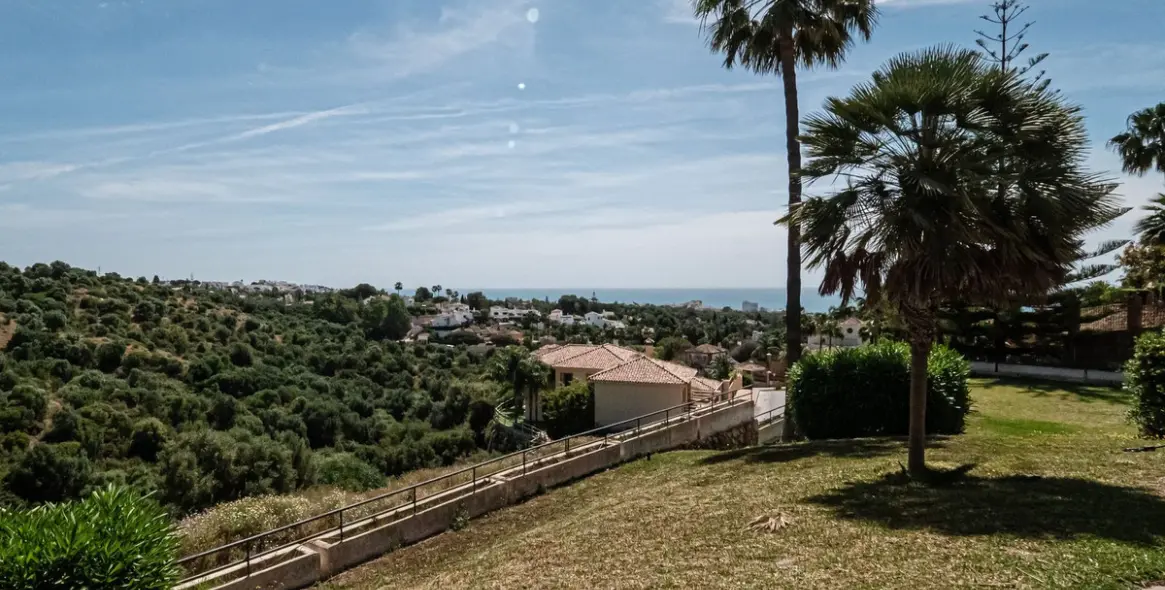 Sale of townhouse in Calahonda 23