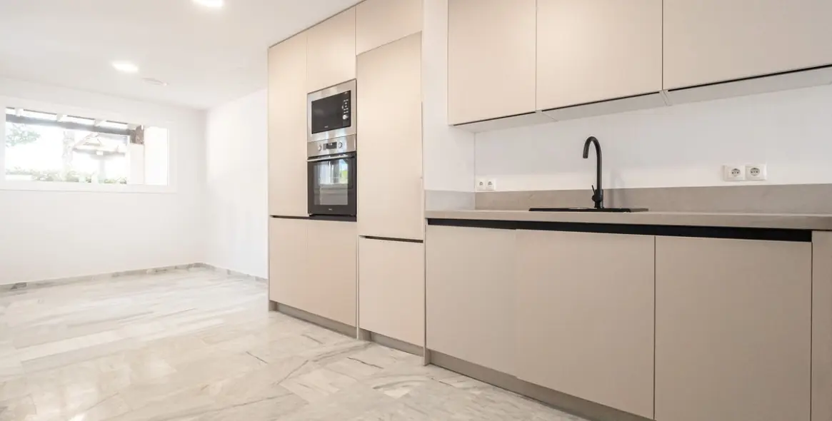 Sale of townhouse in Calahonda 24