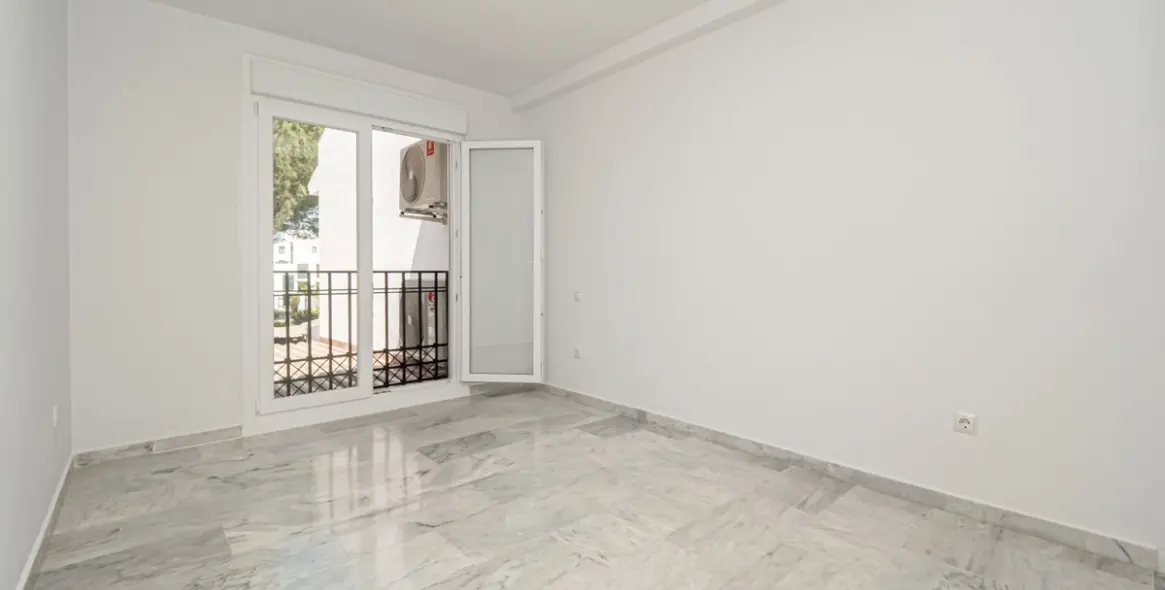 Sale of townhouse in Calahonda 39