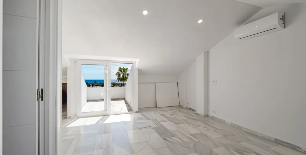 Sale of townhouse in Calahonda 53