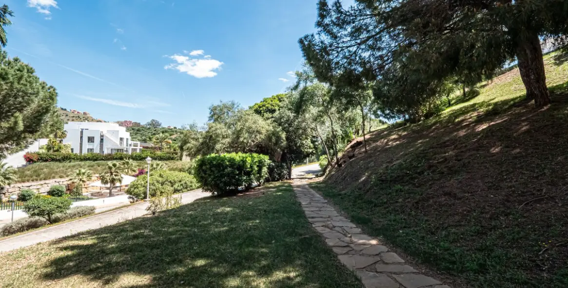 Sale of townhouse in Calahonda 56