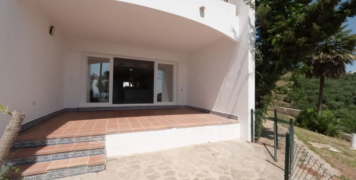 Sale of townhouse in Calahonda 71