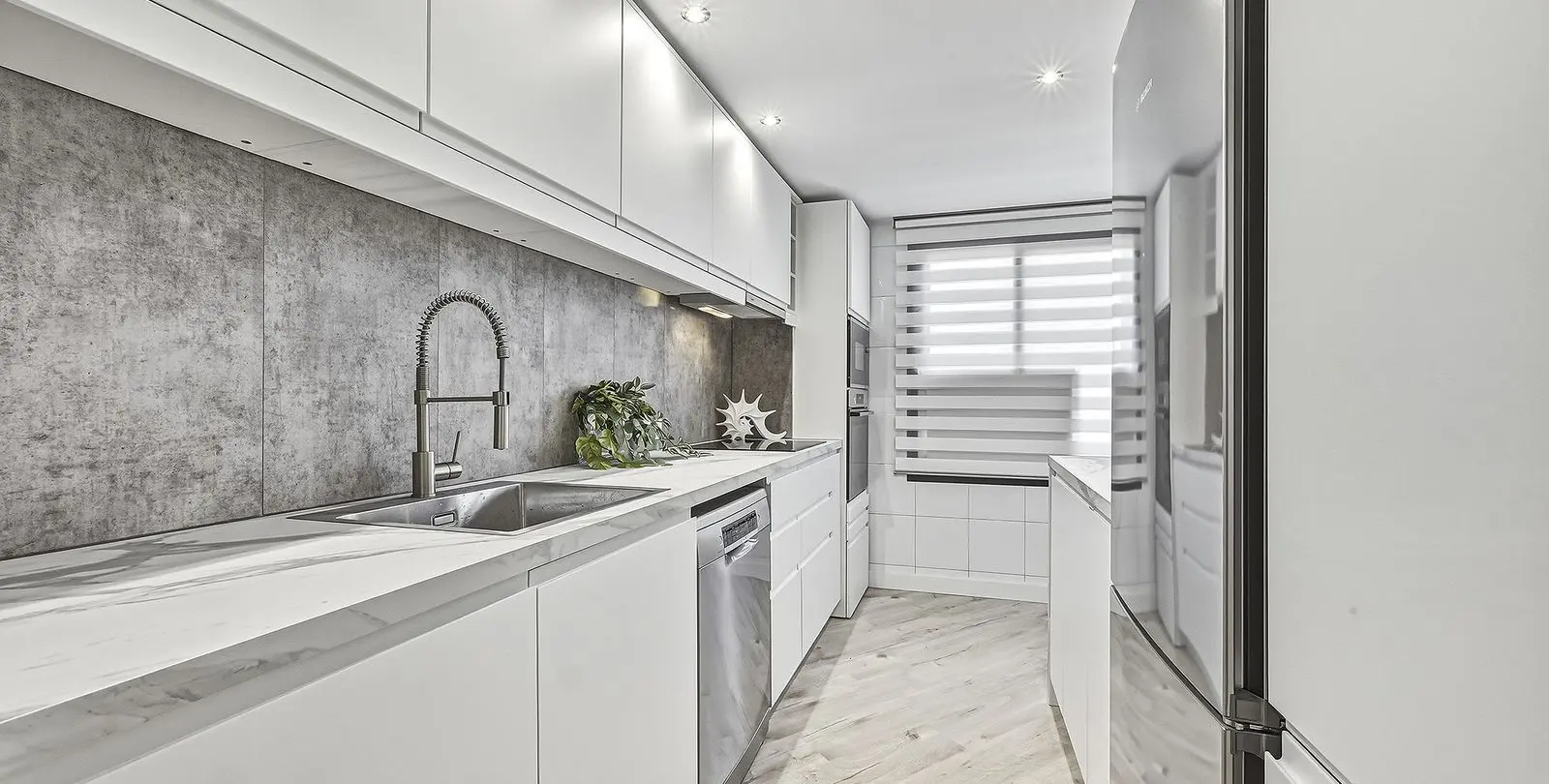 Sale of middle floor apartment in Nueva Andalucía 2