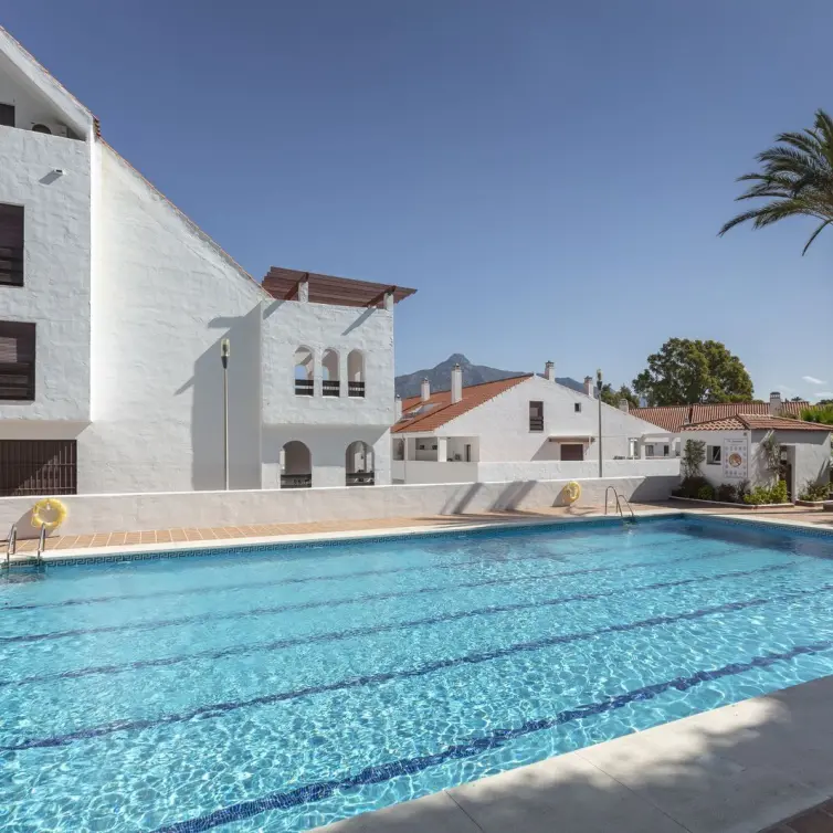 Sale of middle floor apartment in Nueva Andalucía