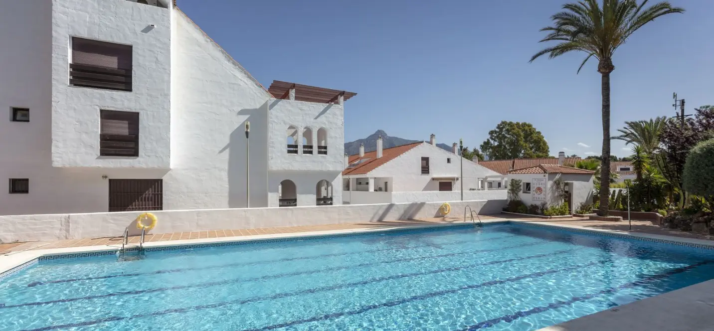 Sale of middle floor apartment in Nueva Andalucía 3