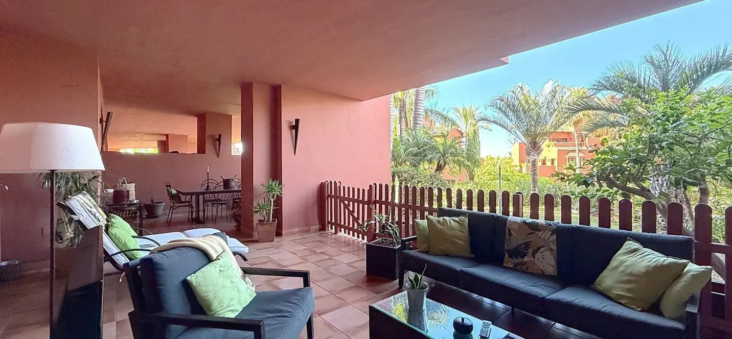 Продажа апартаментов на первом этаже в Estepona 0