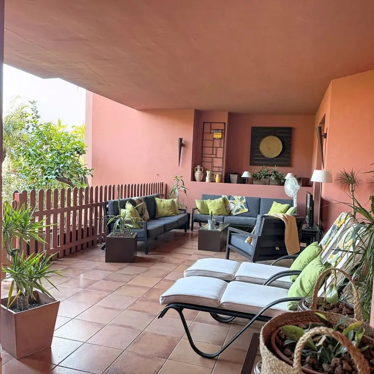 Продажа апартаментов на первом этаже в Estepona