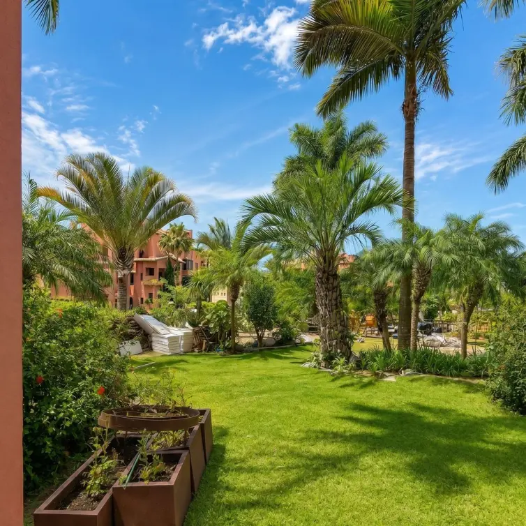 Продажа апартаментов на первом этаже в Estepona
