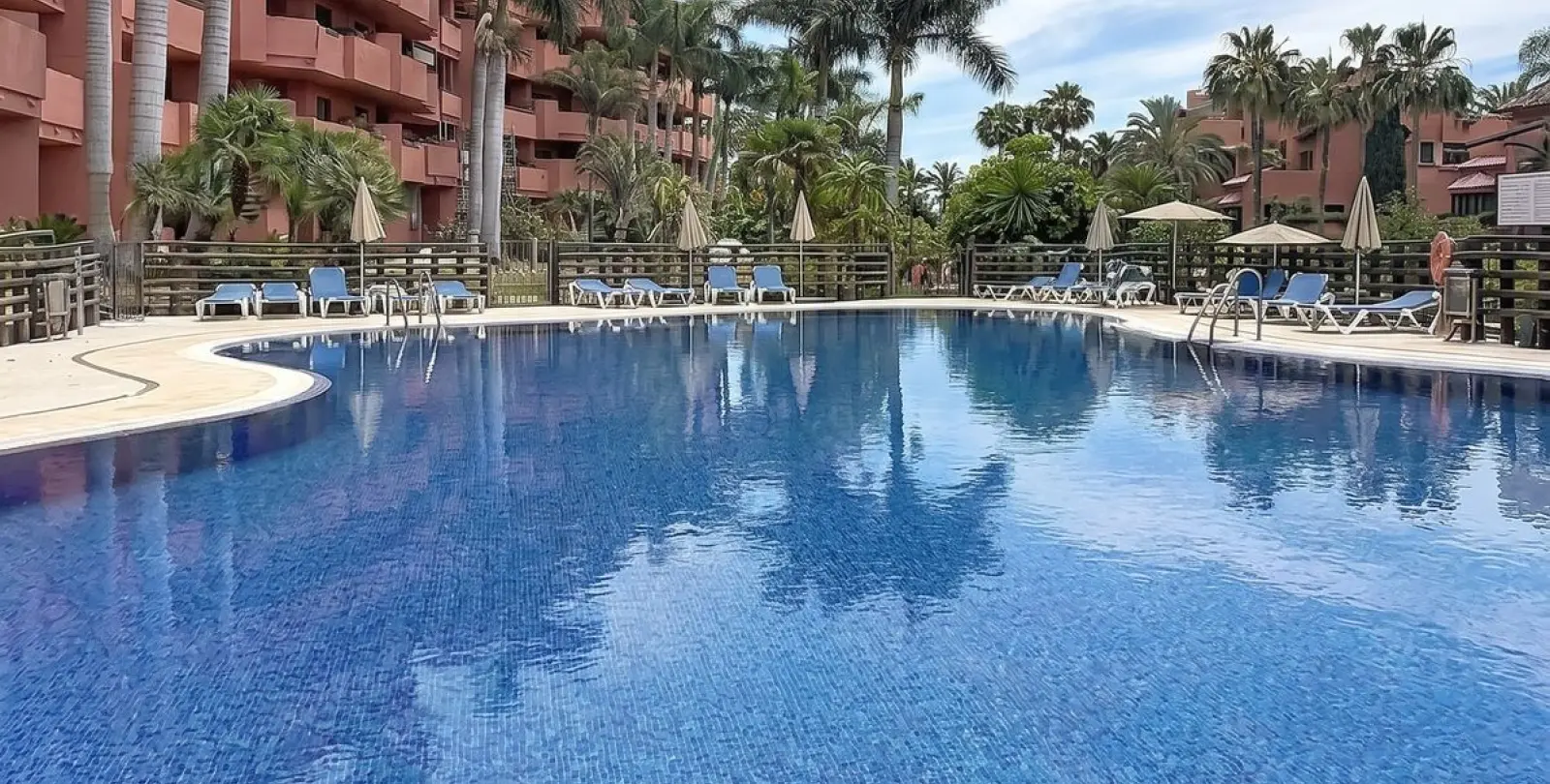 Продажа апартаментов на первом этаже в Estepona 56