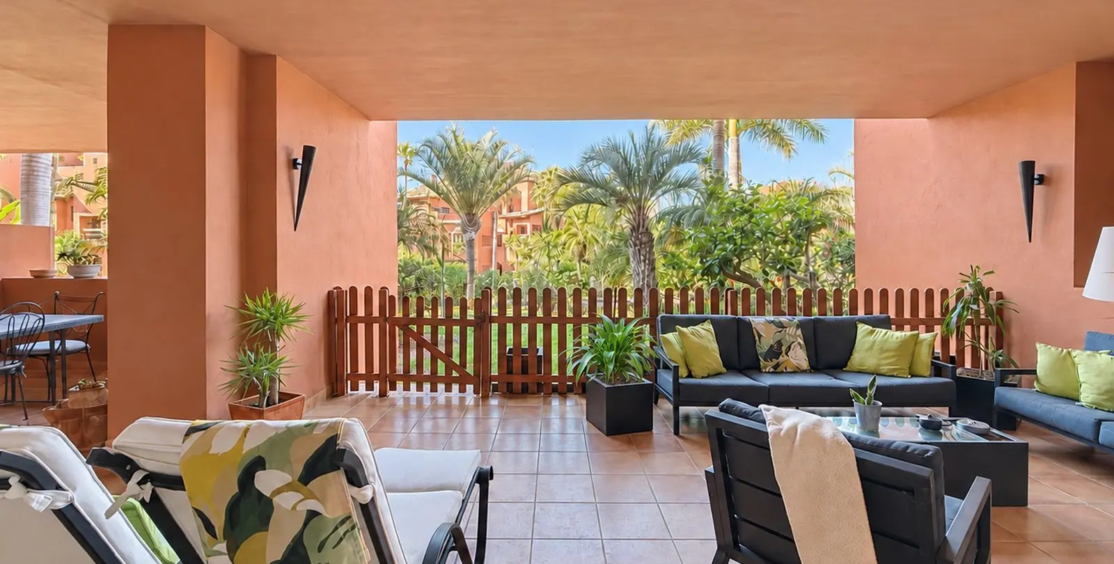 Sale of ground floor apartment in Estepona 1