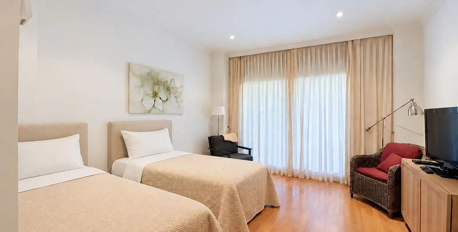 Sale of ground floor apartment in Estepona 12