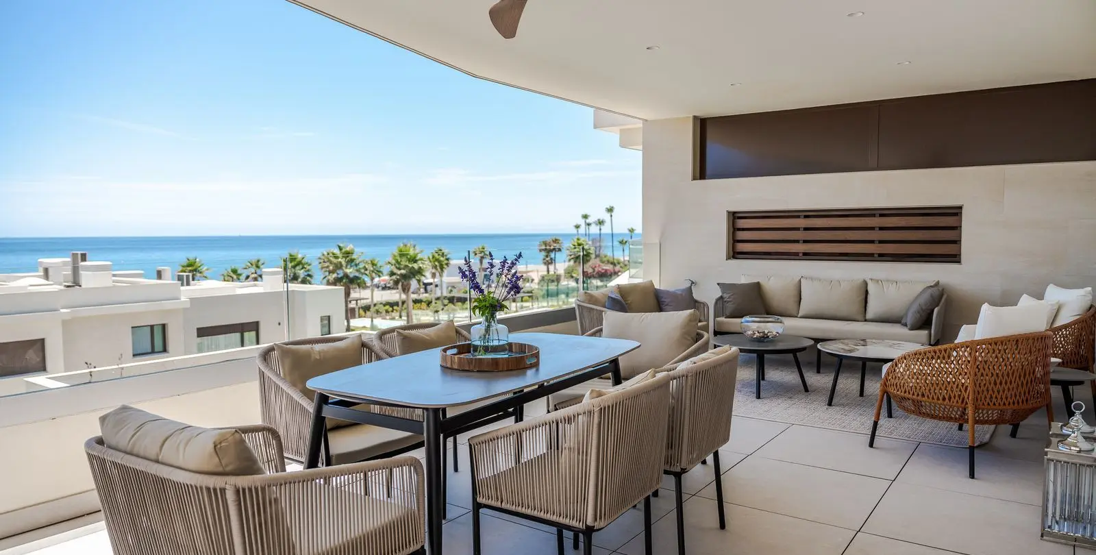 Venta de apartamento en planta media en Estepona 2