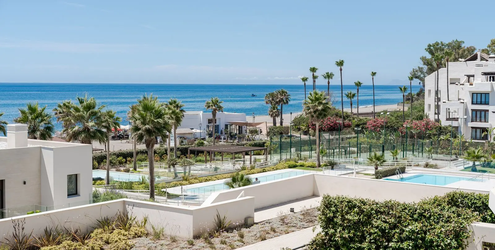 Venta de apartamento en planta media en Estepona 4