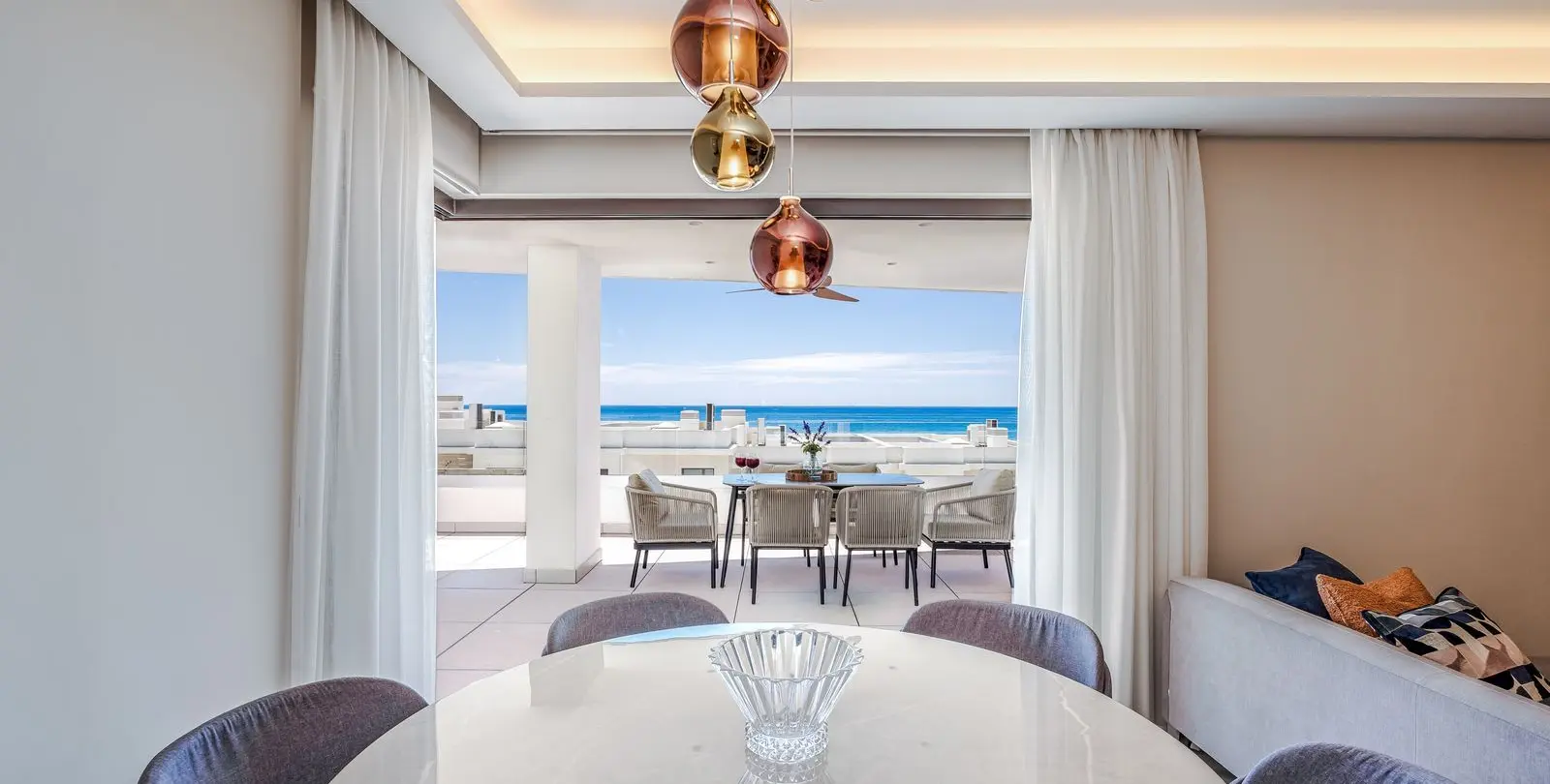 Venta de apartamento en planta media en Estepona 11